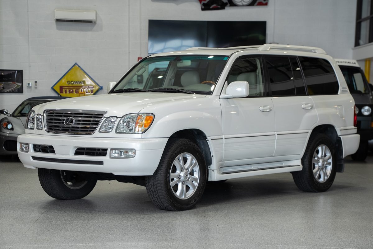 2005 Lexus LX 470 — main photo